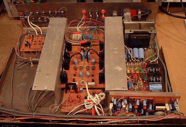Inside view of the
      amplifier (79k)