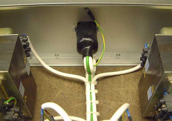 Internal wiring at the rear of the unit (54k)